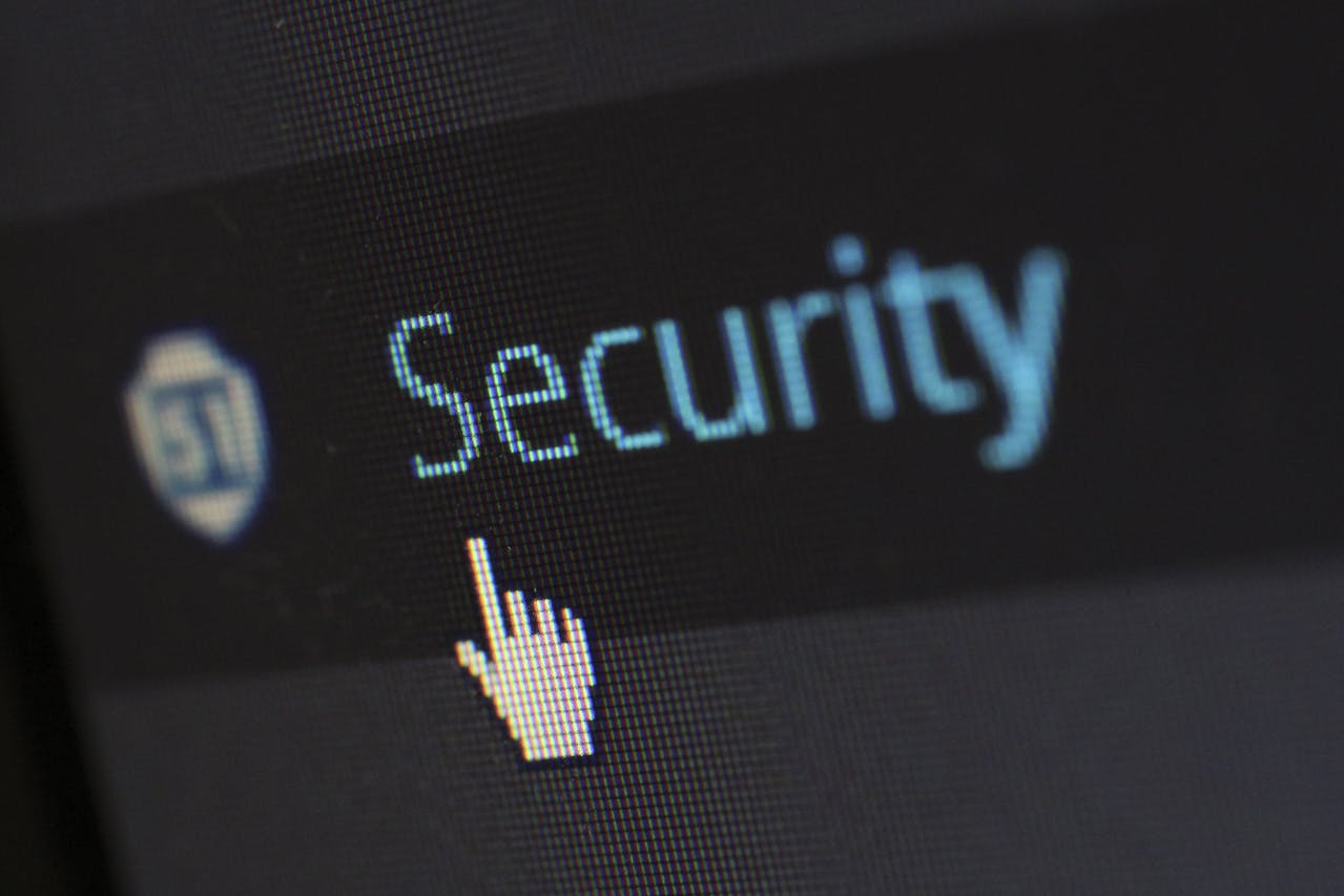 Prawo it – co warto wiedzieć o przepisach regulujących technologie?